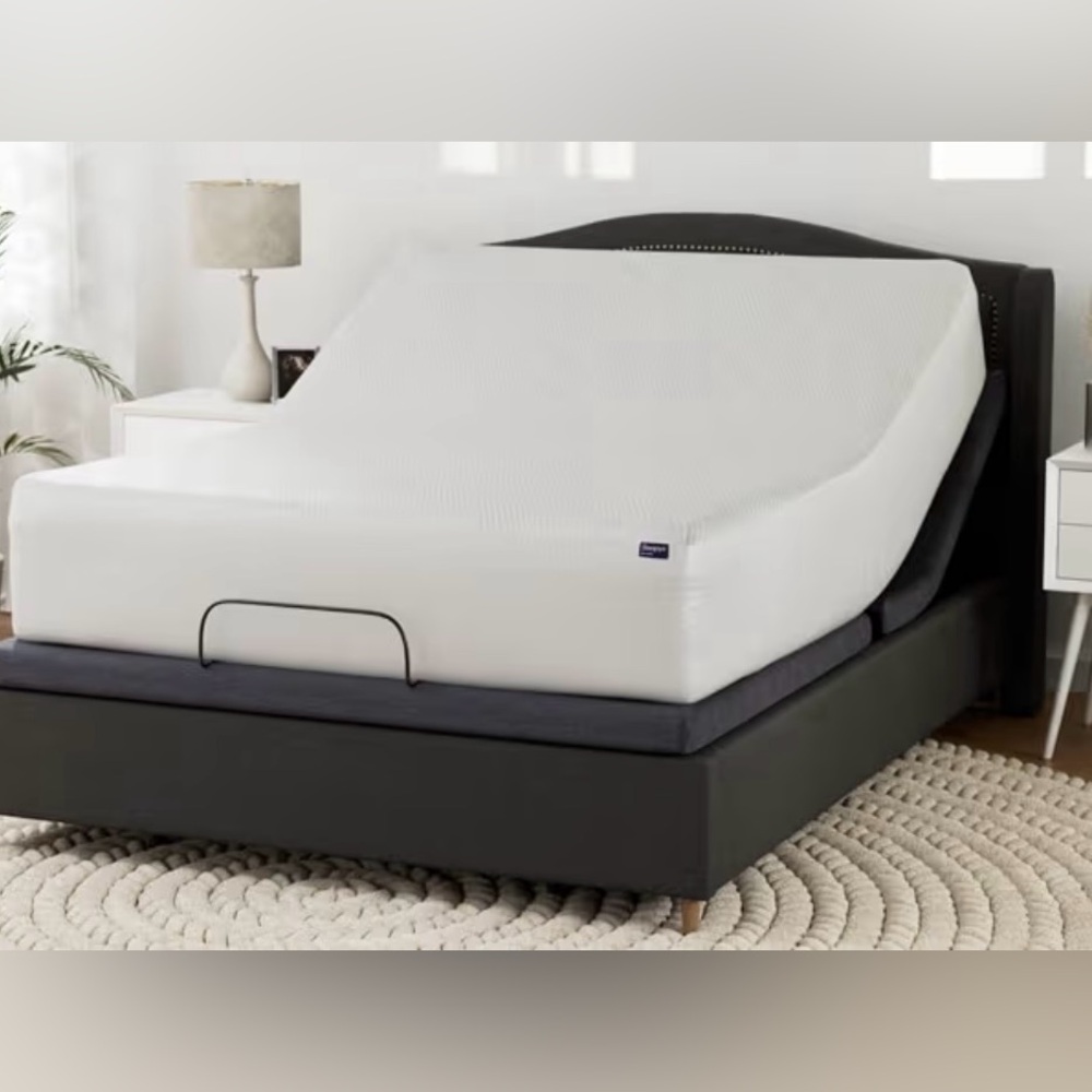 Sleepy's Deluxe Comfort Cool Mattress
Protector